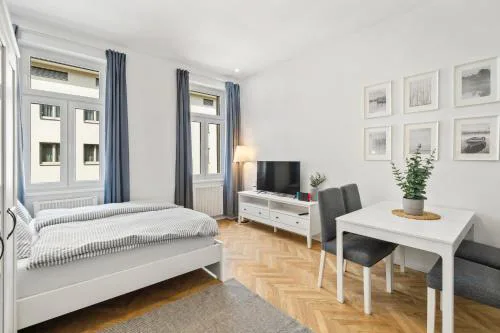 Bright and Quiet Apartments, Just 10 Minutes to U4, U6 and Schönbrunn Palace