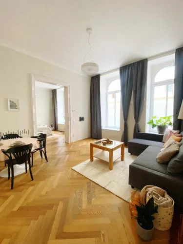 Bright ground-floor apartment near main station