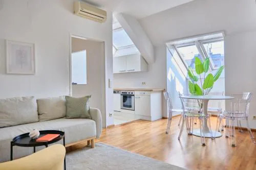 Bright Top-Floor Apartment near Naschmarkt