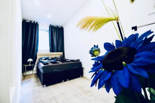 Budget-Friendly 2-Bedroom Apartment with Living Room for 6