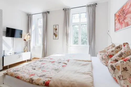 Central Renovated Apartment with Free Parking & AC