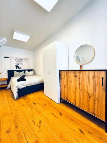 Comfortable 5BR Apartment Near Kaufpark Alterlaa