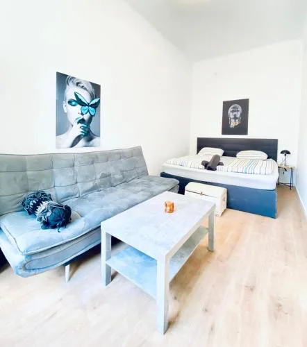Comfortable Private Rooms in 5BR Accommodation, 7-Min Walk to Westbahnhof