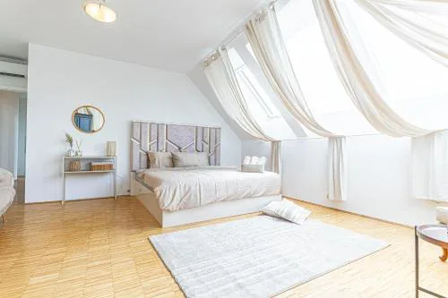 Comfy 3 Bedroom Apartment with Living Room and Balcony near Park