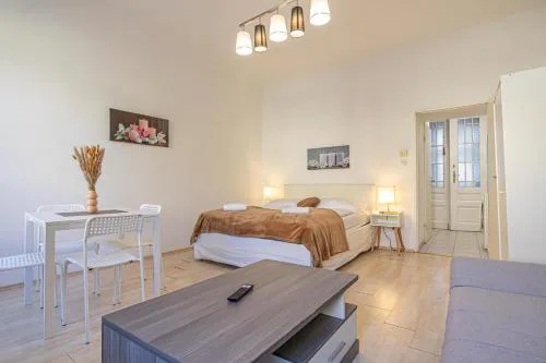 Cozy 1-Bedroom Apartment featuring Smart TV