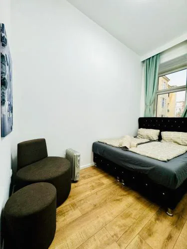 Cozy Private Rooms in 9-Bedroom Apartment Near Augarten