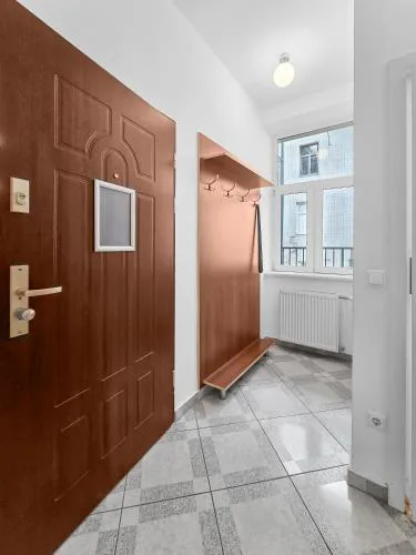 Elegant 3-Bedroom Getaway with Balcony for Groups up to 7