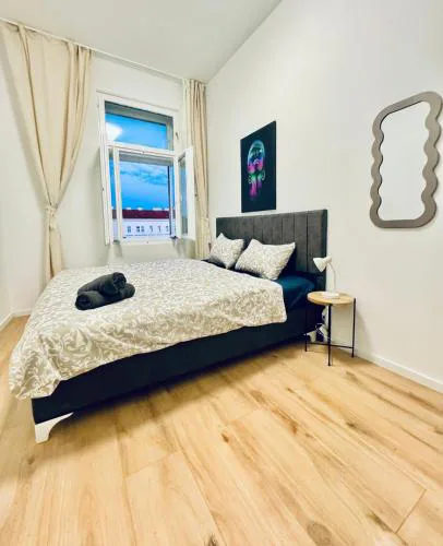 Elegant 4BR Apt, Prime Location Near Westbahnhof