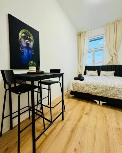 Elegant Private Rooms in 4BR Apartment Near Westbahnhof