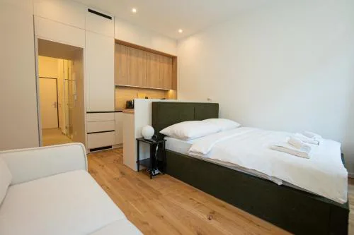 Elegant studio with king-size bed Self check-in