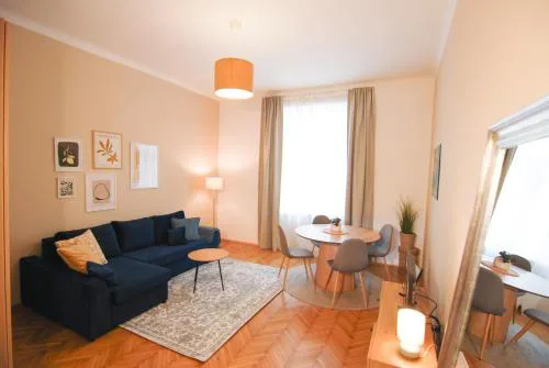 Elegante Altbauwohnung alles NEU!! Free Parking Garage
