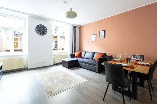 Enjoy Apartments, quiet street, apartment with two bedrooms sleeps 6 AC