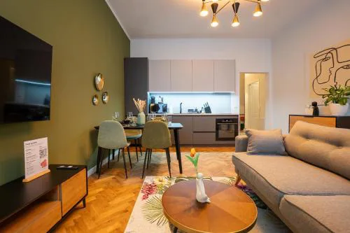 Fully renovated 2-room central apartment