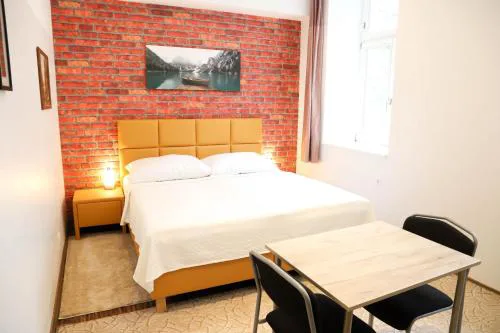 «Go West» guest rooms