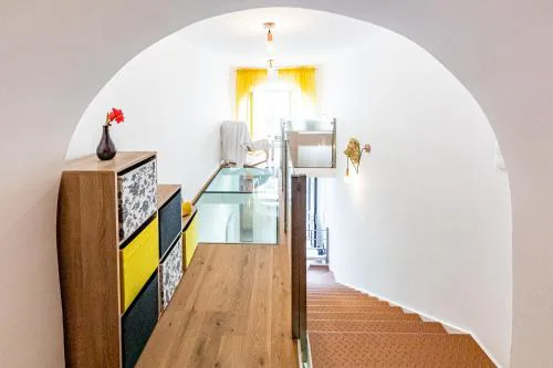 GOLDEN LION APARTMENT by JR City Apartments