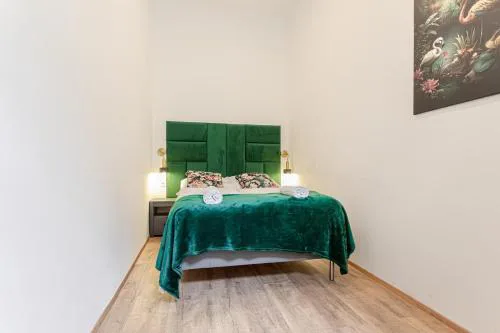 Lovely 1BR & 1LR Ground Floor Gem 15 min to City Center via U3