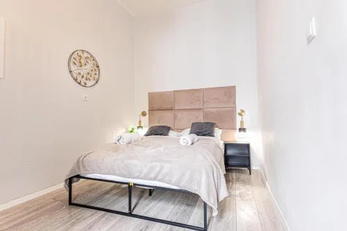Lovely 2BR &1 LR Prime Location In Vienna