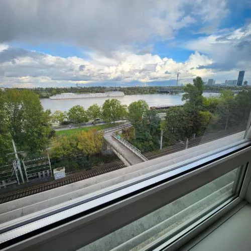 Lovely Apartment for 4 on the Danube River - Private Parking