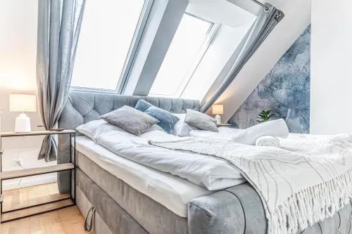 Luxury 2BR and 1LR Apartment with Balcony - 9 min to Center