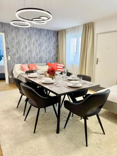 Luxury Apartment with Patio - Free Parking