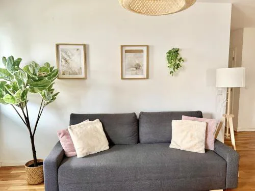 Modern 2-Bedroom Ground Floor Apartment with Free Parking