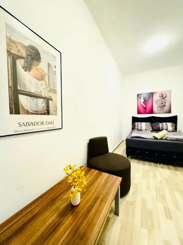 Modern 3BR Apartment Near FAC Platz, 10-Min Walk