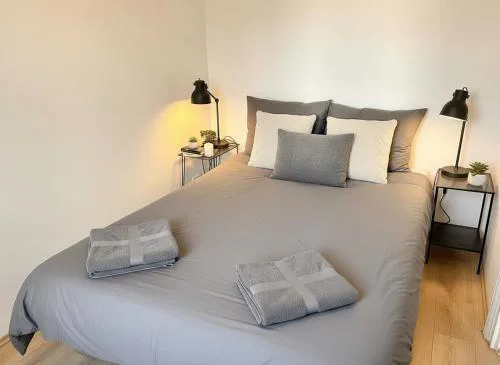Modern Industrial Loft at Westbahnhof - Smart Beamer, Netflix & Long Stay Ready