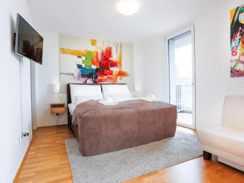 Penthouse Studio with Terrace and City View - 5 mins walk to Hauptbahnhof Train Station