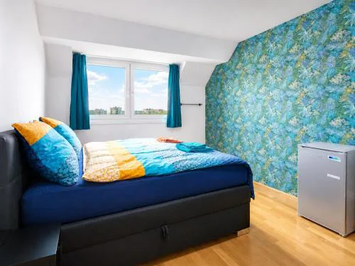 Private room with AC- microwave, personal fridge & metro access - 7 min to center