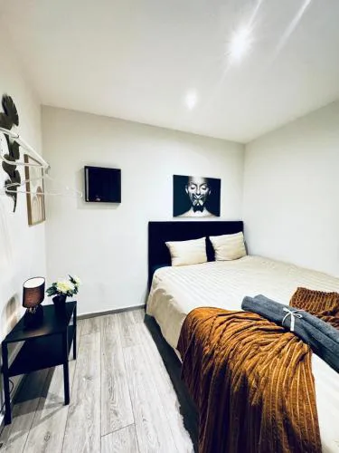 Private Rooms in Affordable 5-Bedroom Apartment