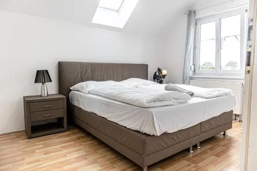 Private Rooms in Elegant Garden Villa with Free Parking