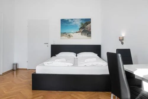 Private Rooms in Spacious 7-Bedroom Apartment Near Hauptbahnhof