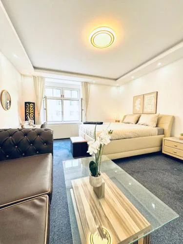 Private Rooms in Spacious 7-Bedroom Apartment, Prime Location