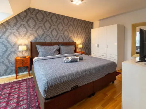 Rooftop Apartment for 6, Air Conditioning, Rooftop Terrace, by Metro U3