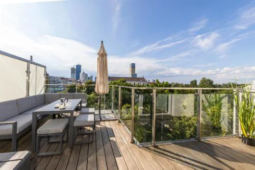 SkyLine Apartment mit Terrasse close to Lakes