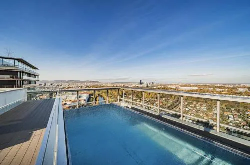 Skyline Apartment with SkyPool and Free Parking