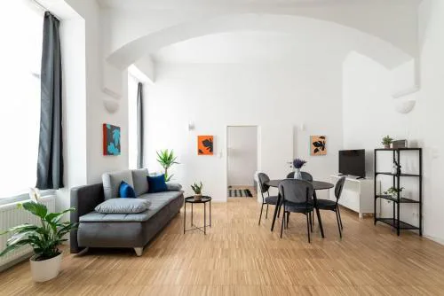Spacious 2BR Near Attractions by HM