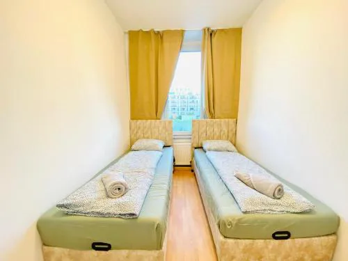 Spacious 5-Bedroom Apartment for 11 Near Train Station