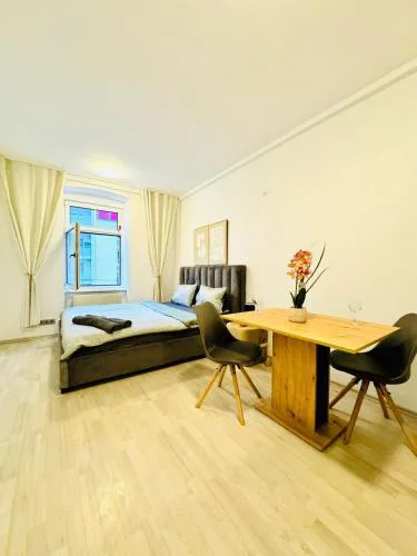 Spacious 7BR Apartment, Prime Location