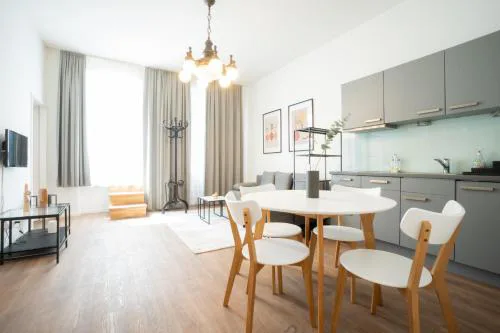 Spacious apartment with huge shared terrace and grill located between city centre and Donau river