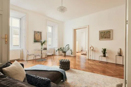 Spacious & Elegant, ideal location