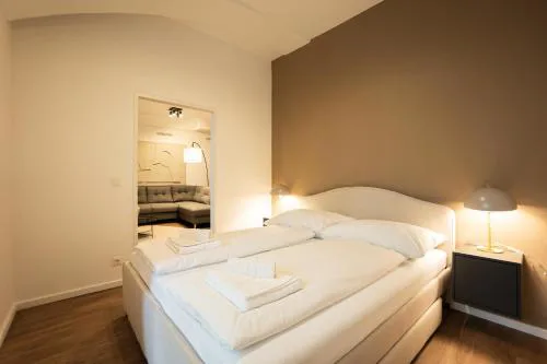 Stylish apartment with dedicated working space and super king-size bed located between city centre and Donau river