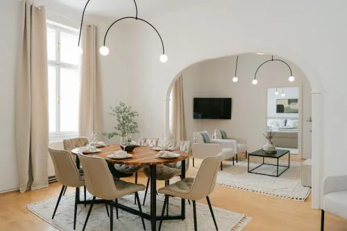 Stylish APT for 4-6, 5 min to center, metro & free parking