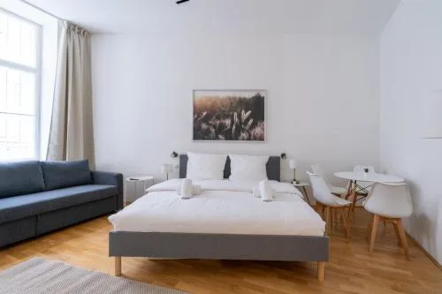 Stylish studio with air con & ultra fast wifi