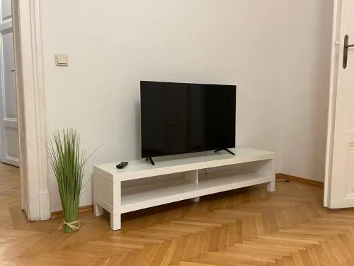 Sunny 3BR Central Apartment