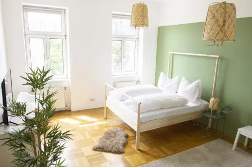 Sunny Apartment near Belvedere Castle