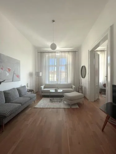 Sunny Apartment on Yppenplatz near City Center
