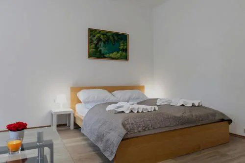 Sweet 2BR Retreat Near Danube & Garden Access