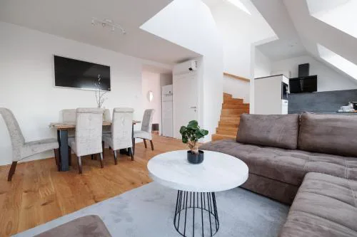 SYMPHONY Apartments 39 - Modern Loft with Terrace and Grill in Central Location