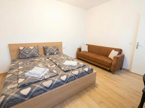 Three Apartments Sleeps Ten Fifteen Minutes From Center Via Enkplatz